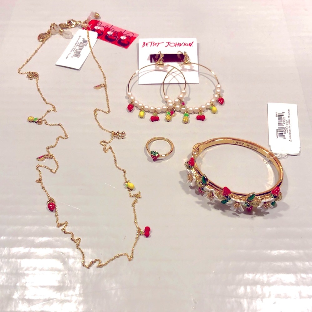 Sold Complete set 🍓 🍍 🍉 🍒